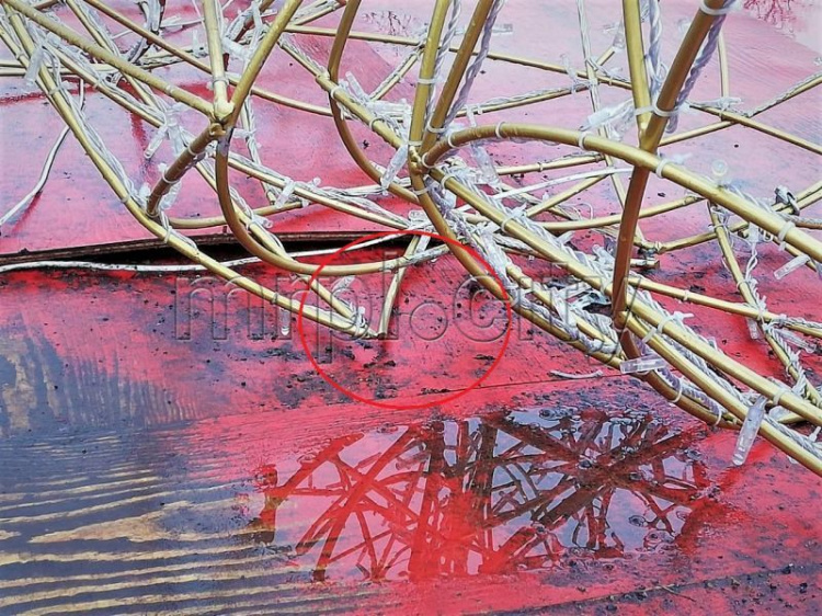 Затоптанный автомобиль и сломанный медвежонок: в Мариуполе испорчено множество новогодних фотозон