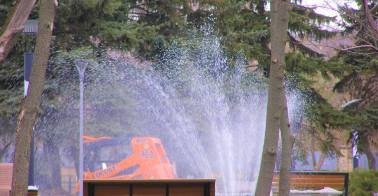 В мариупольском парке появился новый фонтан (ФОТО)