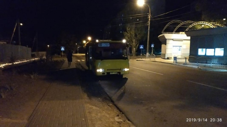 «Тупые терпилы»: в Мариуполе водитель маршрутки оскорблял людей на остановке (ФОТО)