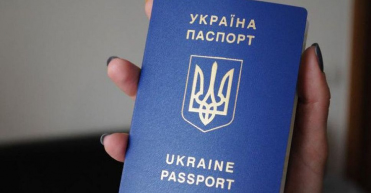 Миграционная служба Украины «заморозила» очереди за загранпаспортом и отменила штрафы