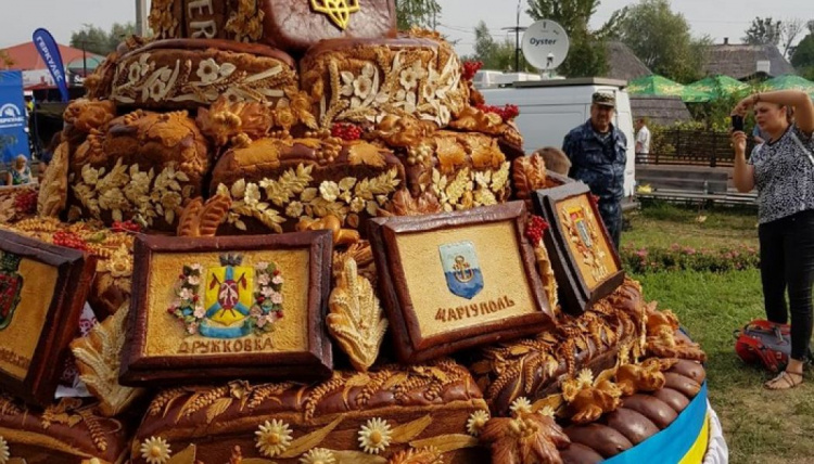 Мариупольский герб украсил «Каравай мира» весом 615 кг (ФОТО)