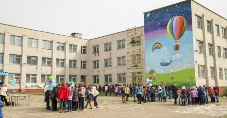 ЮНИСЕФ вместе с детьми создали мурал на стене школы в Северодонецке
