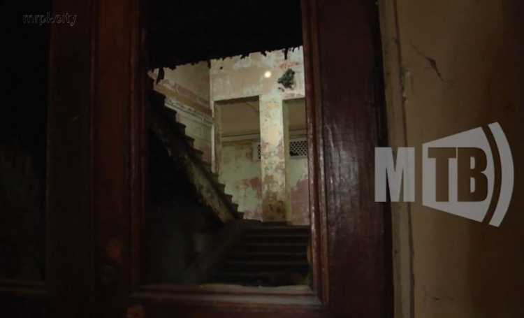 Бывший кинотеатр «Буревестник» в Мариуполе стал местом опасных игр и убежищем бездомных (ФОТО+ВИДЕО)