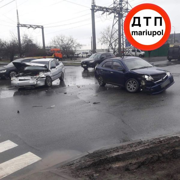 Железо «всмятку»: на перекрестке в Мариуполе столкнулись «ВАЗ» и «Geely»