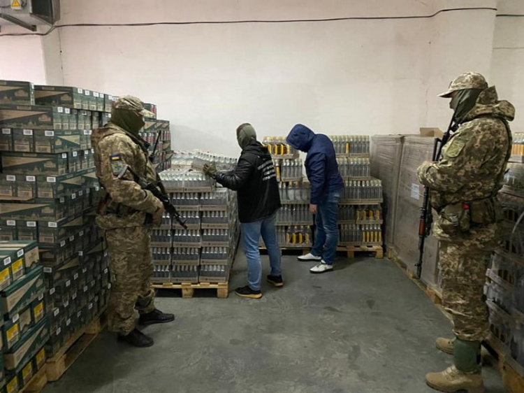 В Мариуполе и еще двух городах Донетчины обнаружили склады с алкоголем почти на три миллиона гривен (ФОТО)