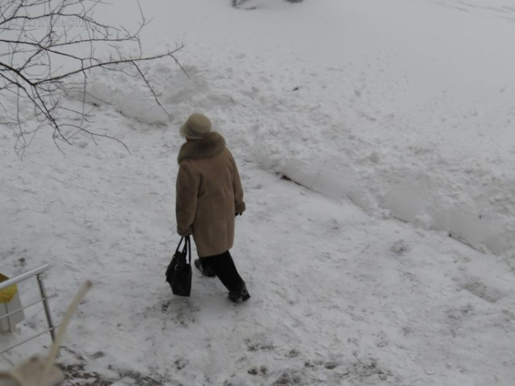 Ночной снегопад завалил Мариуполь. Начата очистка города (ФОТО)