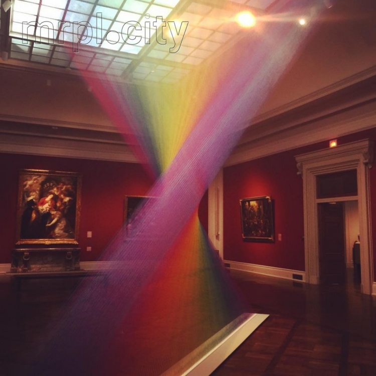 Художник из Мексики поместил радугу в музей