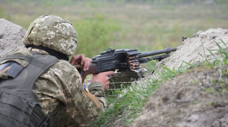 Украинские военные параллельно с выполнением боевых задач тушат пожары, двое получили ожоги