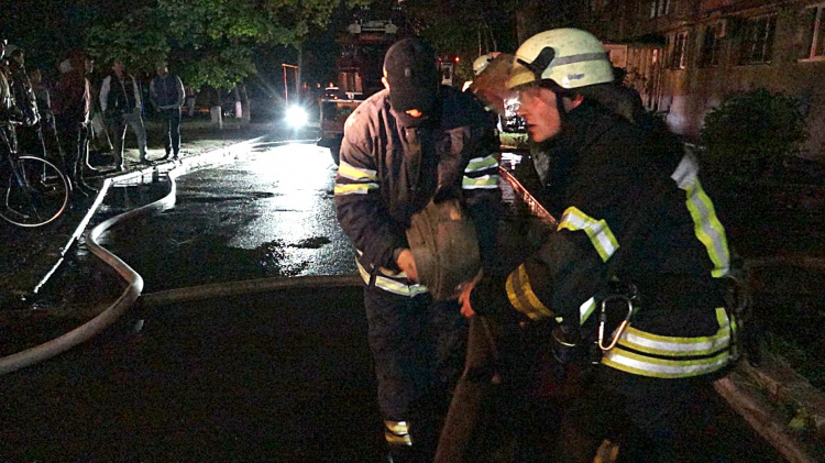 При пожаре в центре Мариуполе погибла пенсионерка, ее муж попал в больницу (ФОТО)