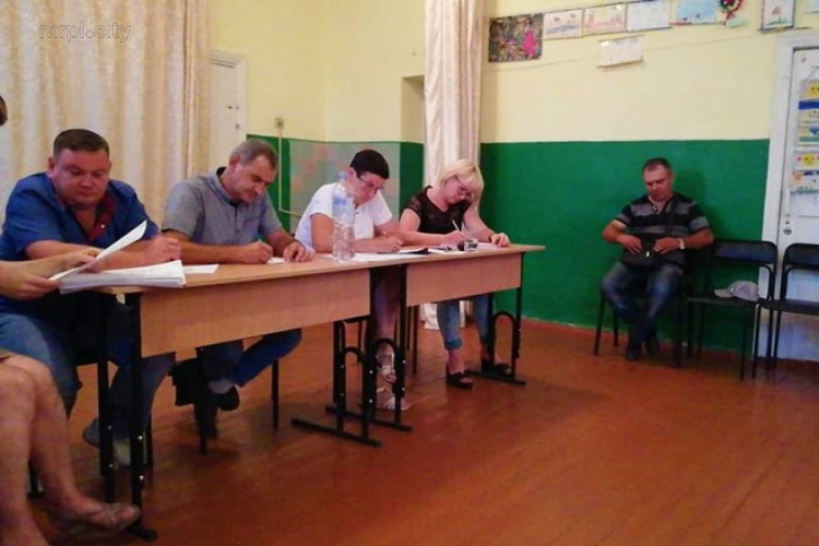 «Дайте нам право голоса»: Под Мариуполем препятствуют добровольному волеизъявлению громады села (ФОТО+ВИДЕО)