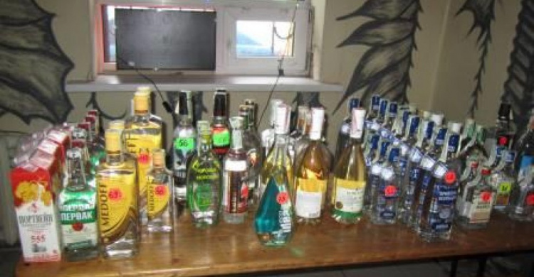 За год правоохранители Мариуполя изъяли алкоголя и табака на 640 тысяч гривен