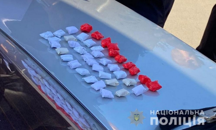 В Мариуполе наркокурьерша сбывала крупную партию амфетамина