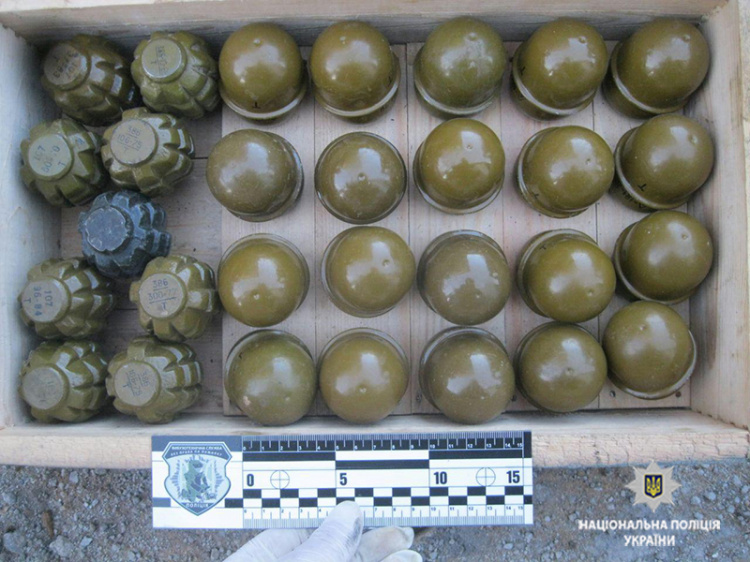 Гранатометы, ящик гранат и тысячи патронов прятали в обычном гараже в Мариуполе (ФОТО)