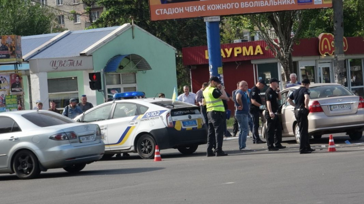 В центре Мариуполя произошло ДТП с участием патрульных (ДОПОЛНЕНО ВИДЕО)