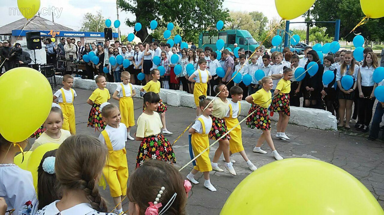 Мариупольскую школу «одели» в Приазовскую вышиванку и украсили оригинальными муралами (ФОТО)