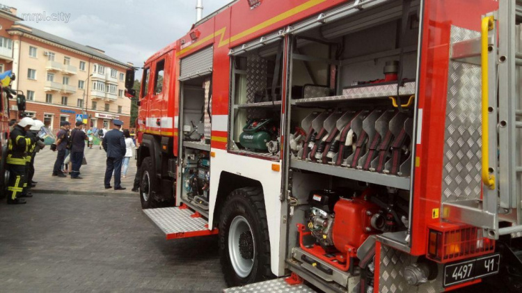 Пожарные машины и техника для разминирования: в центре Мариуполя проходит выставка ко Дню спасателя (ФОТО)