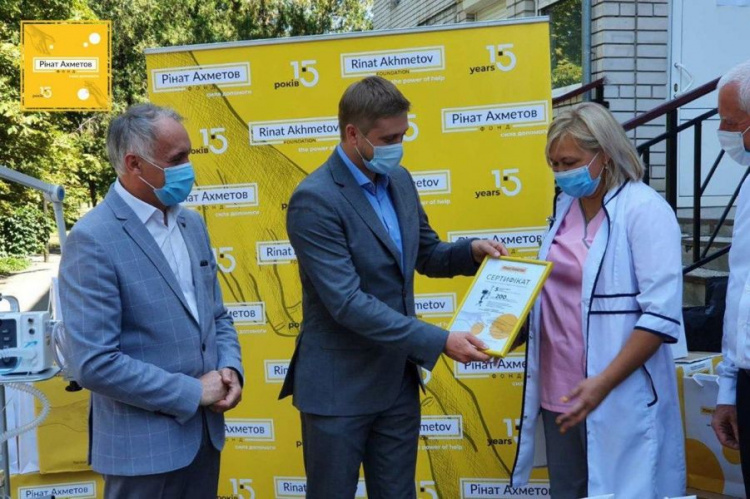 Фонд Рината Ахметова передал пять аппаратов ИВЛ медикам Павлограда