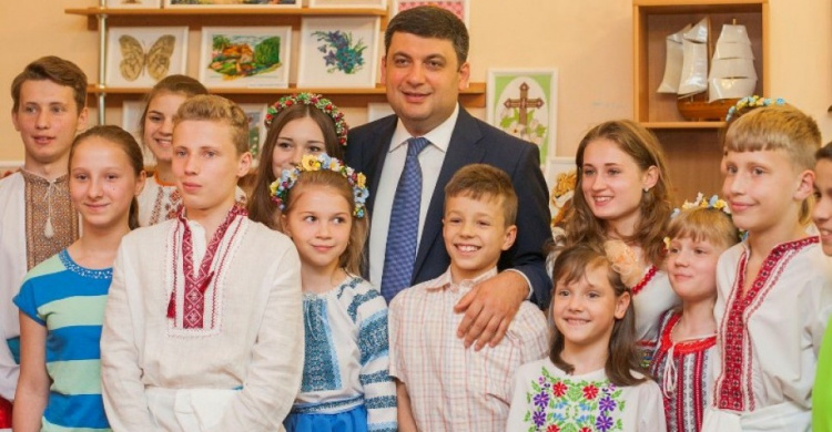 Владимир Гройсман посетил детский дом в Мариуполе и поздравил детей с праздником (ФОТО)