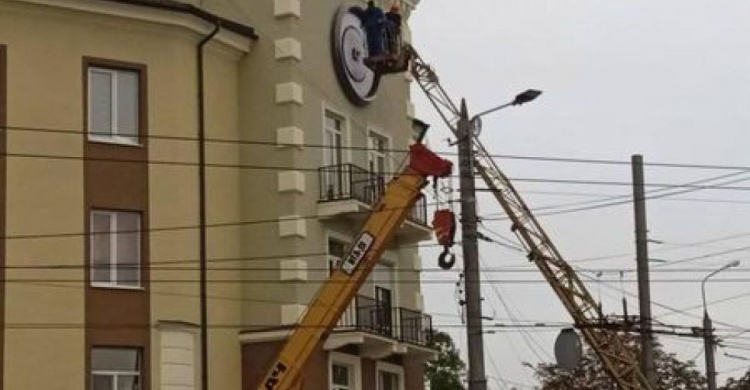 На отремонтированном доме в центре Мариуполя заменили часы (ФОТОФАКТ)