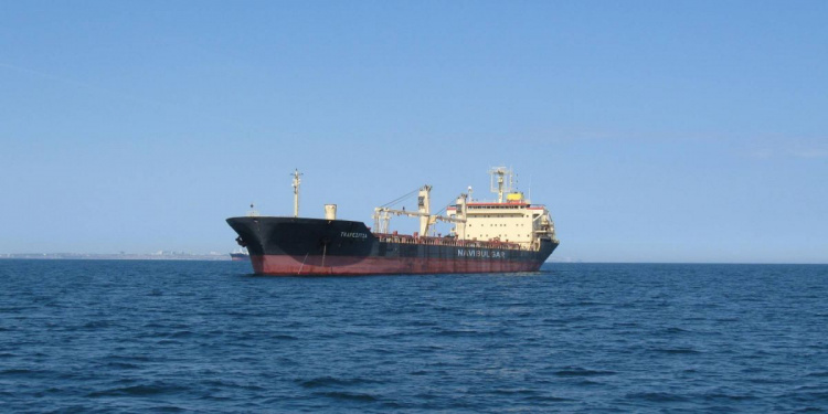 На судне, отчалившем от Мариуполя, объявлена чрезвычайная ситуация