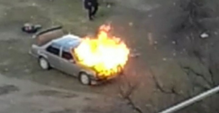 Поджарили машину вместо шашлыков? В мариупольском дворе вспыхнул огонь (ДОПОЛНЕНО)