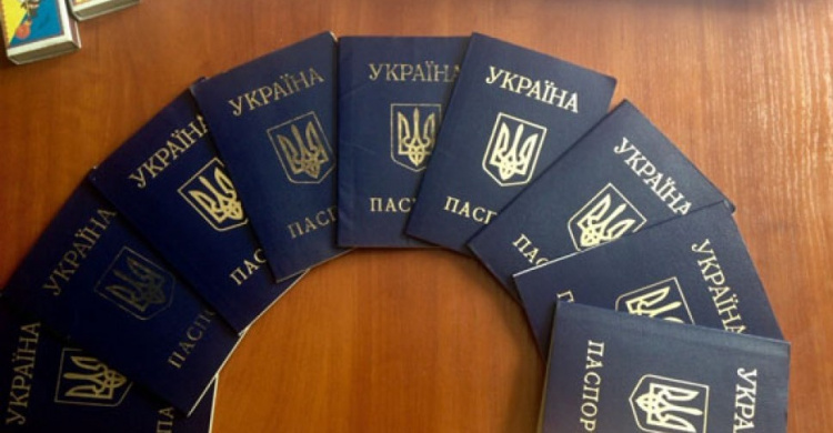 Житель Донецка вез из Мариуполя на неподконтрольную территорию 9 паспортов