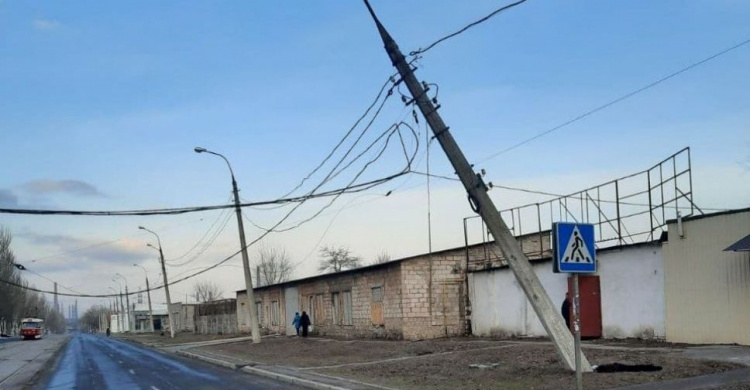 В Мариуполе из-за аварии на коллекторе накренилась электроопора. Движение трамваев было приостановлено