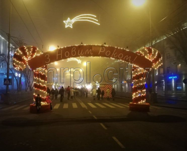 Атмосфера праздника: сотни мариупольцев встретили Новый год возле главной городской елки