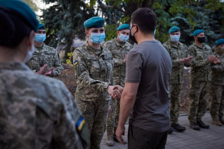 Владимир Зеленский пообедал с военными и провел совещание в Донбассе