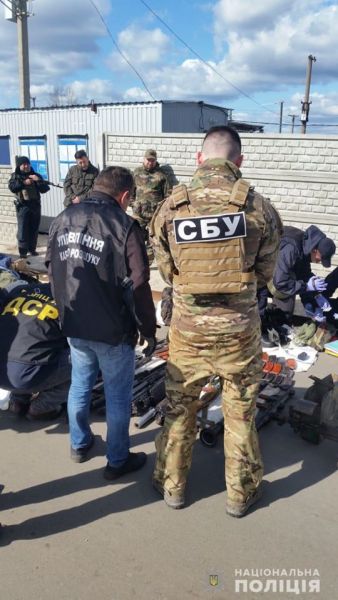Тысячи патронов, пулеметы, РПГ: на КПВВ Донбасса задержали арсенал на колесах (ФОТО)