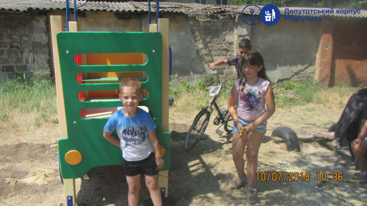 Качели, горки, карусели: что можно найти на типичной детской площадке в Мариуполе (ФОТО)