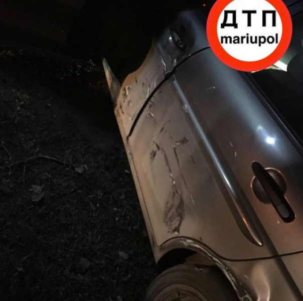 Грузовик «вытолкнул» легковушку с дороги в Мариуполе