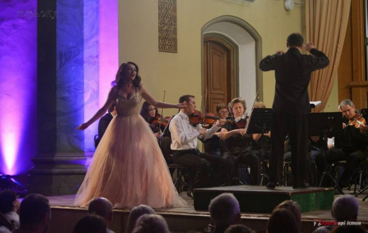 Мариупольский «Ренессанс» зажигал в органном зале Ровенской филармонии (ФОТО)