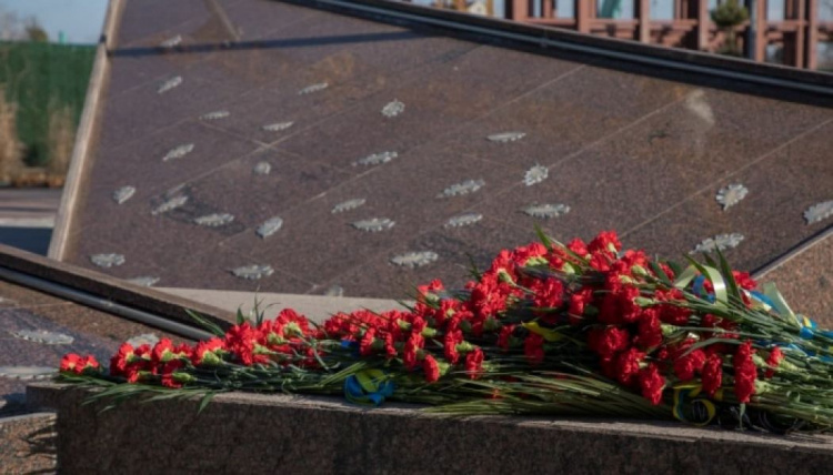 Мариупольцы почтили память Героев Небесной Сотни: в центре города отслужили панихиду