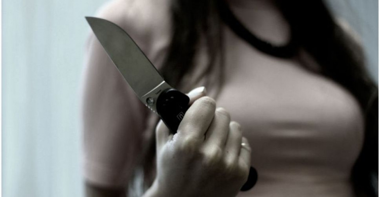 В Мариуполе несовершеннолетняя девушка ножом ударила мужчину в живот