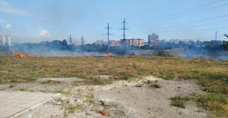 На окраине Мариуполя полыхает пожар. Огонь подбирается к гипермаркету