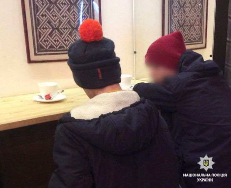 Полицейские прервали ночное чаепитие подростков в Мариуполе (ФОТО)