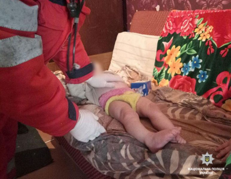 «Вышла на 10 минут»: в Мариуполе нашли мать, бросившую детей в запертой квартире (ФОТО)