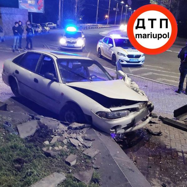 В Мариуполе «Mitsubishi» врезался в «Daewoo»: от удара автомобиль снес остановку