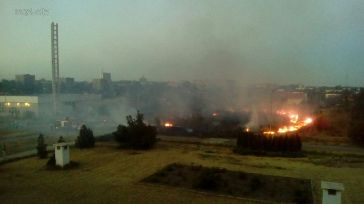В элитном районе Мариуполя вспыхнул пожар (ФОТО+ВИДЕО)