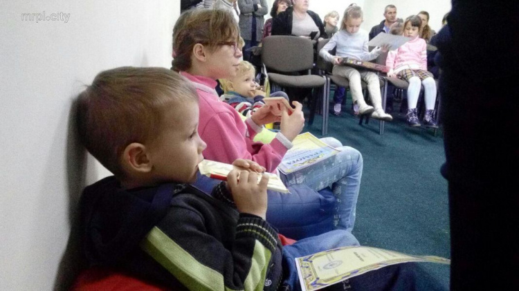 В Мариуполе детским праздником отметили День усыновления (ФОТО)