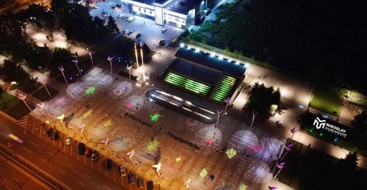Лазерный листопад на площади Свободы в Мариуполе показали с высоты