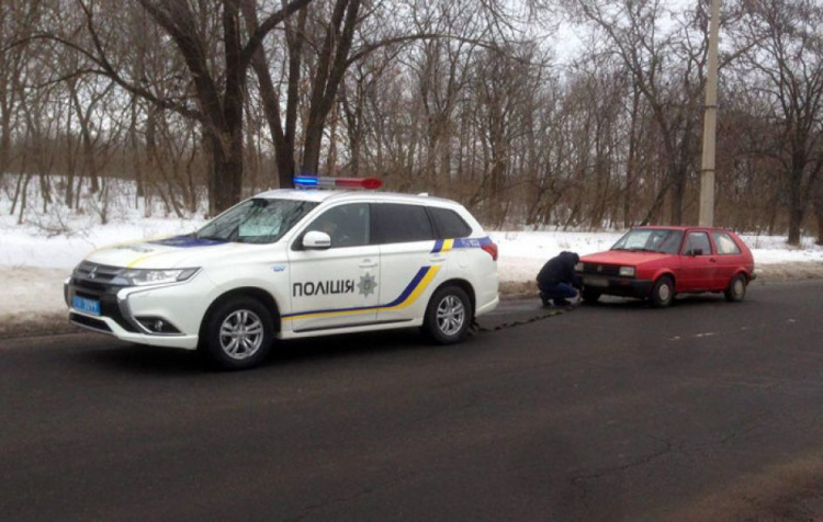 Молодую семью, застрявшую на трассе в Донецкой области, выручили полицейские (ФОТО)