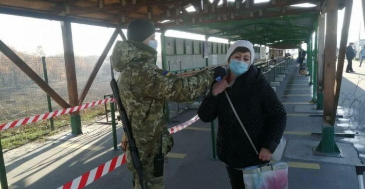На линии разграничения в Донбассе блокирована работа почти всех КПВВ