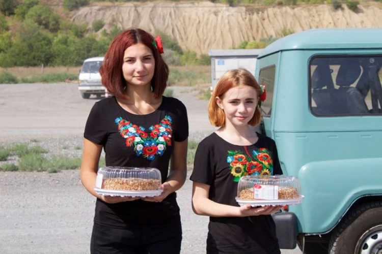 В Донецкой области волонтеры поздравили пограничников на КПВВ сладостями (ФОТО)