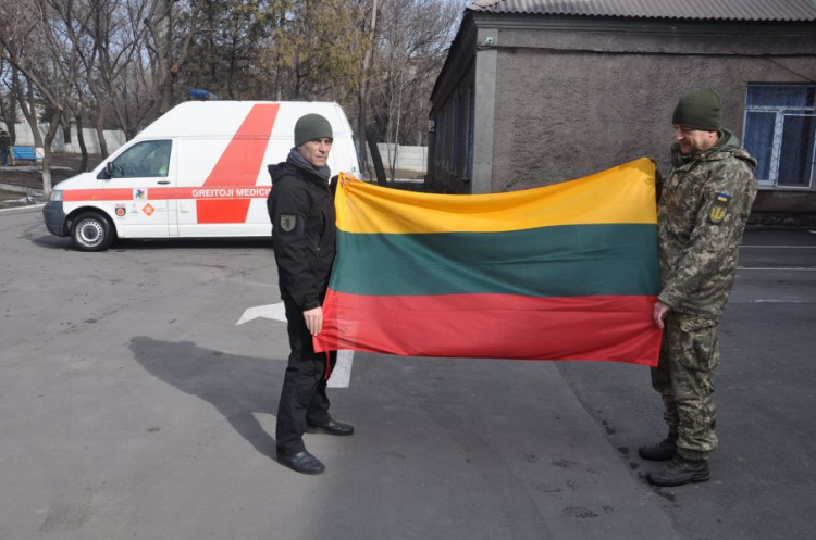 Литовские волонтеры подарили военному госпиталю в Мариуполе реанимобиль и кровати (ФОТО)
