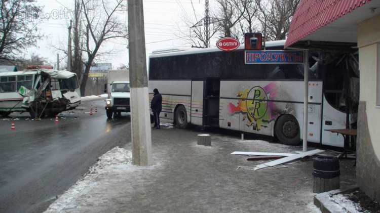В Славянске автобус Setra протаранил 