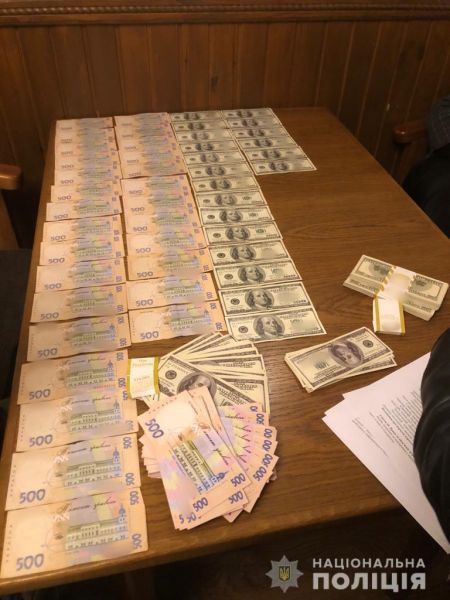 В Мариуполе чиновники получили взятку в более 2,3 млн гривен