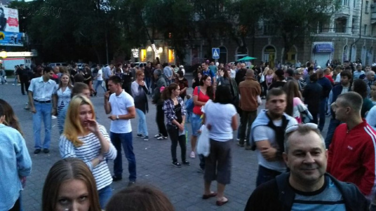 Сотни мариупольцев в центре города ждут электричества и поют «Червону руту» (ФОТО)