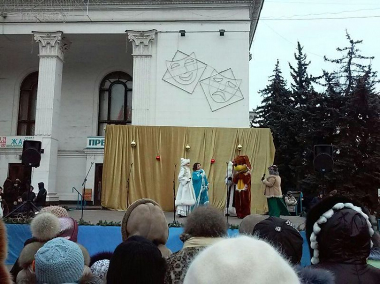 В Мариуполе под песни молодежи и танцы Снегурочек закрыли главную елку (ФОТО)